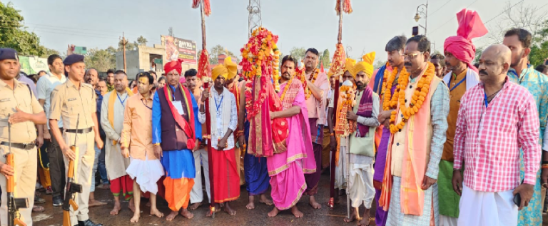 Maa Danteshwari ki Doli: शारदीय नवरात्रि के पांचवें दिन बस्तर के राजा के सुपुत्र कमल चंद्रभजं देव राज परिवार के साथ मां दंतेश्वरी को बस्तर दशहरा के लिए निमंत्रण देने दंतेवाड़ा पहुंचते हैं।