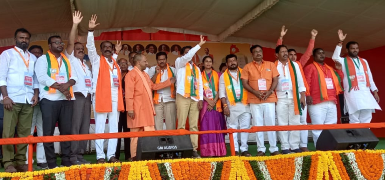 UP CM YOGI HYDERABAD RALLY: मुख्यमंत्री योगी आदित्यनाथ शनिवार से तेलंगाना के चुनावी रण में उतर गए। यहां उन्होंने रैली व रोड शो कर पांच प्रत्याशियों के लिए कमल खिलाने की अपील की। यूपी के सीएम के स्वागत को जनसैलाब उमड़ पड़ा। यहां भगवा लहराया और सड़कों पर योगी-योगी गुंजायमान हो गया।