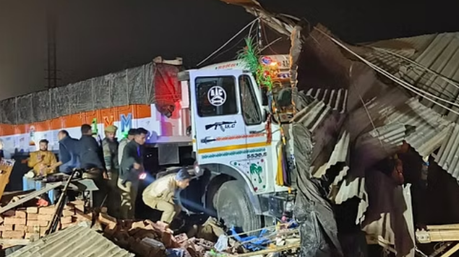 Etawah Truck Accident: इटावा में अनियंत्रित ट्राले ने दो दुकानें रौंदी,