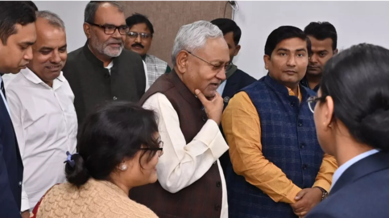 Nitish Kumar: मुख्यमंत्री नीतीश कुमार गुरुवार को अचानक पटना स्थित अपनी पार्टी जेडीयू कार्यालय पहुंच गए। वहाँ उन्होंने सवाल किए और चाय पीने से भी इनकार कर दिया।