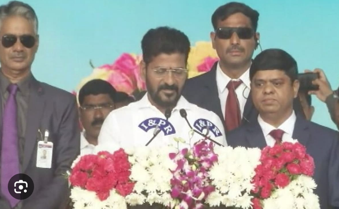 Revanth Reddy CM Oath: कांग्रेस नेता अनुमुला रेवंत रेड्डी ने तेलंगाना के नए मुख्यमंत्री के रूप में शपथ ले ली है।