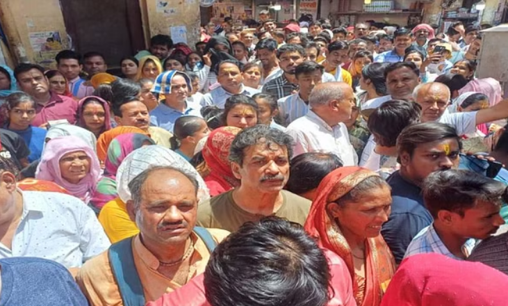 Banke Bihari Vrindavan devotee throngs