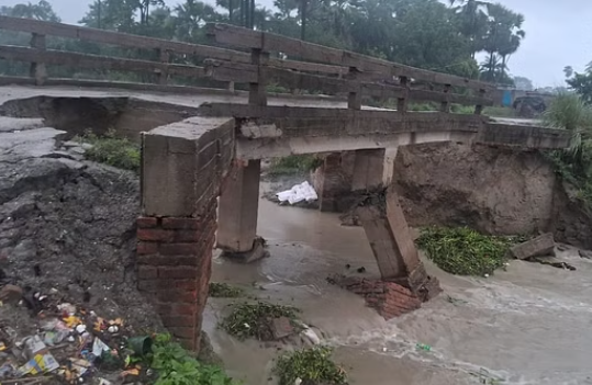 Bihar Bridge Collapsed: बिहार के सारण के बनियापुर के दो पंचायतों सरेया और सतुआ को जोड़ने वाला पुल अनियमितता का भेंट गया।