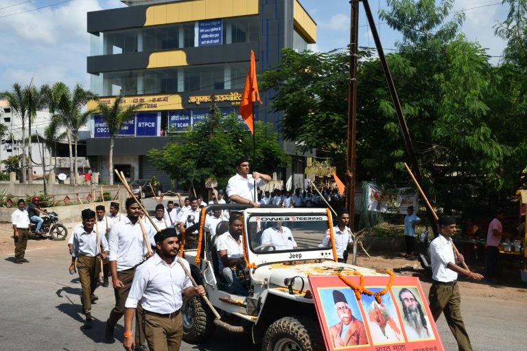 राष्ट्रीय स्वयंसेवक संघ के हुए 99 वर्ष पूर्ण स्वयंसेवकों ने निकाला पथ संचलन, किया शस्त्र पूजन…