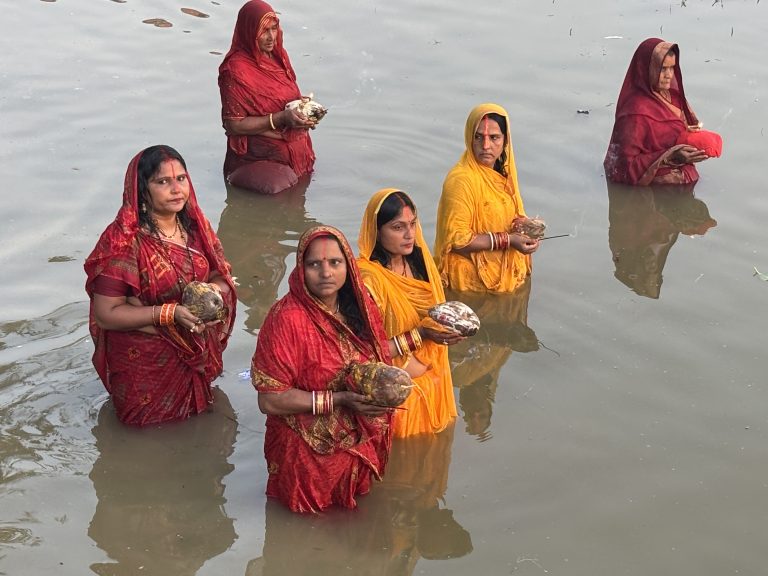 दतुआर गांव का ऐतिहासिक घाट जगमगाया, व्रतियों ने डूबते सूर्य को अर्घ्य देकर की छठ पूजा…